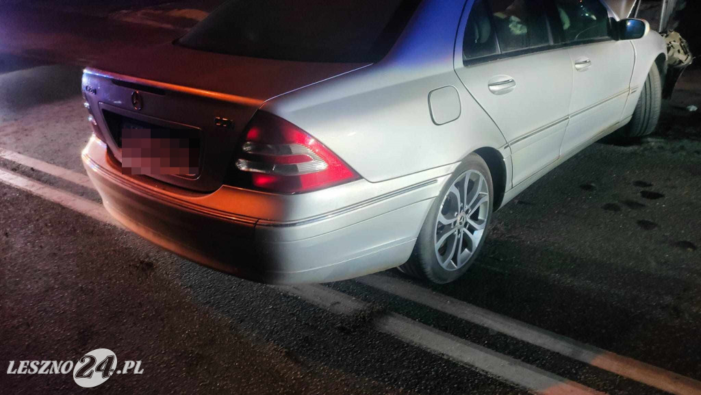 Pijany kierowca mercedesa wjechał w dom