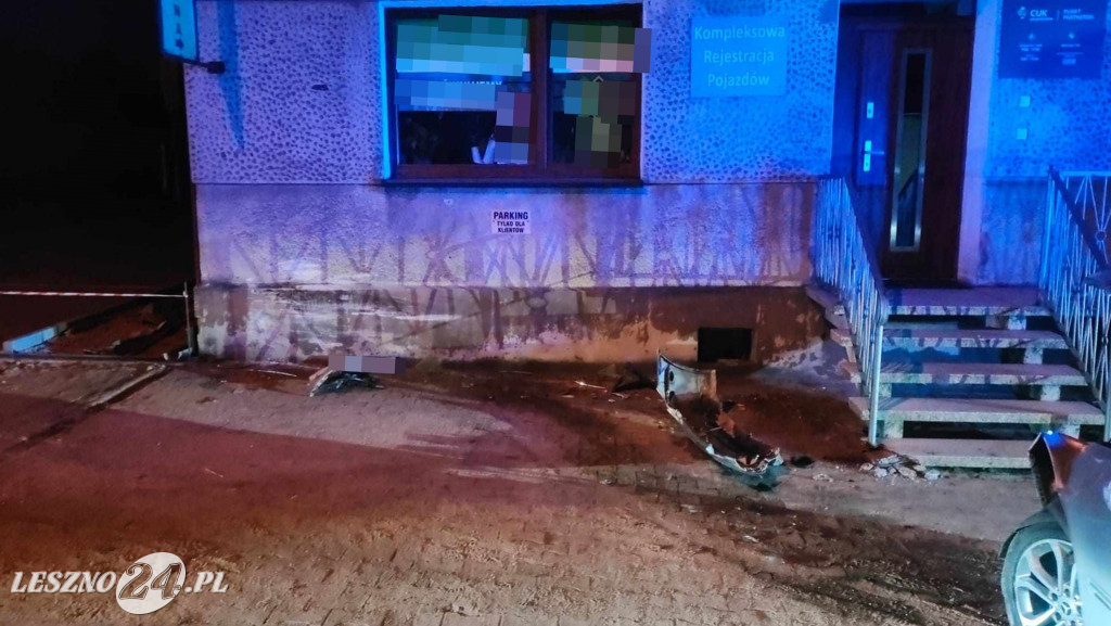 Pijany kierowca mercedesa wjechał w dom