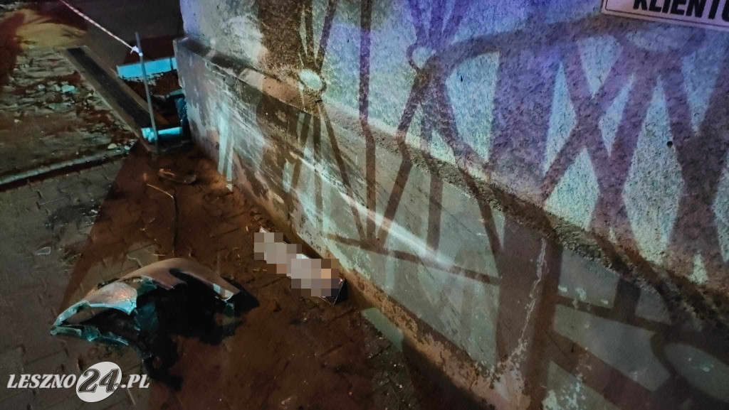Pijany kierowca mercedesa wjechał w dom