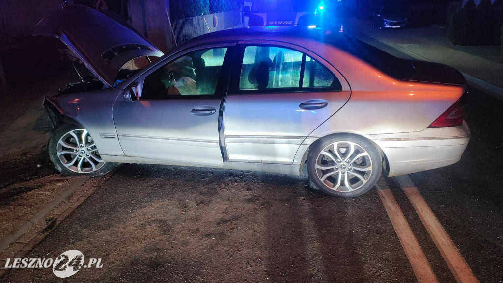 Pijany kierowca mercedesa wjechał w dom