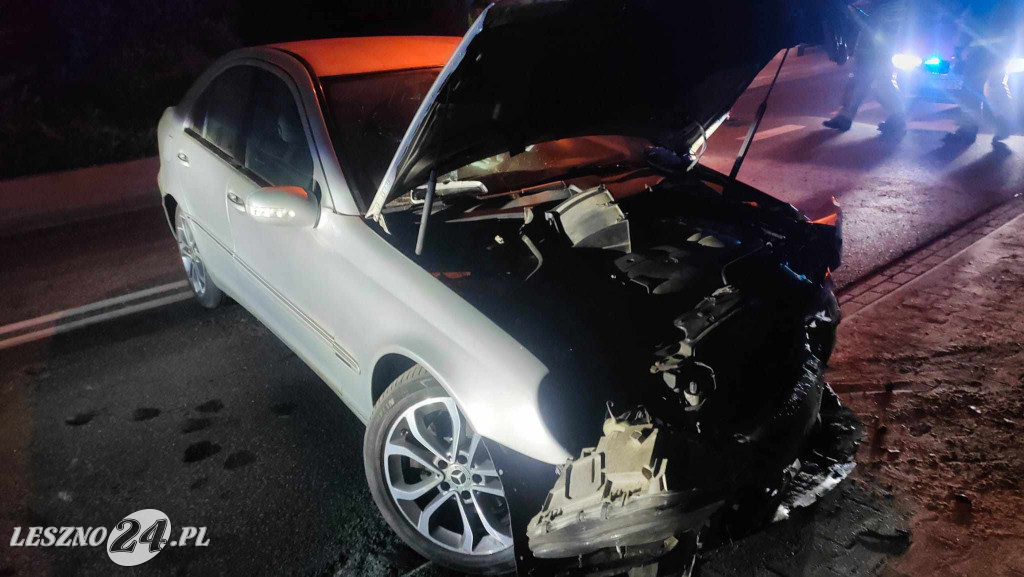 Pijany kierowca mercedesa wjechał w dom