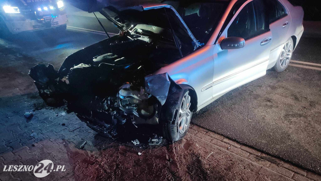 Pijany kierowca mercedesa wjechał w dom