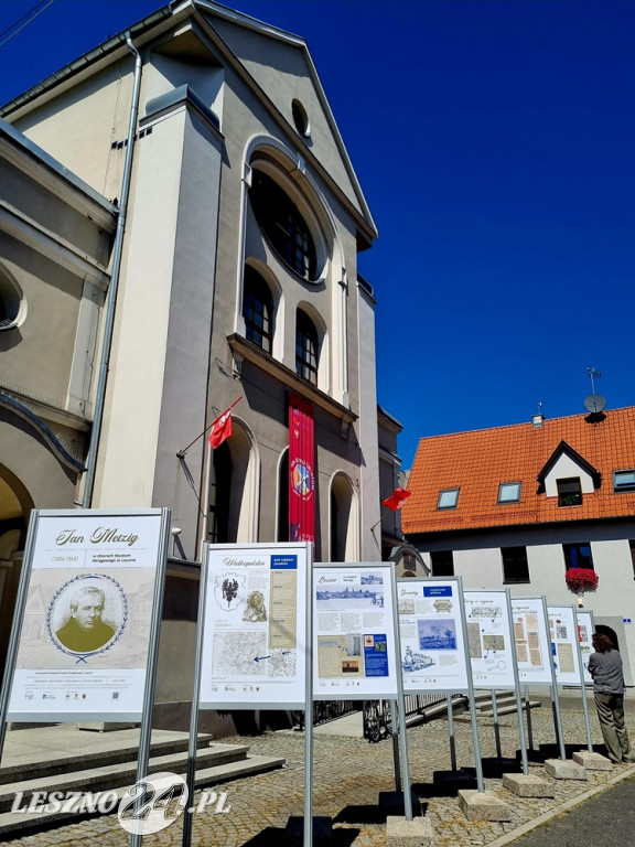 Wystawa przed muzuem