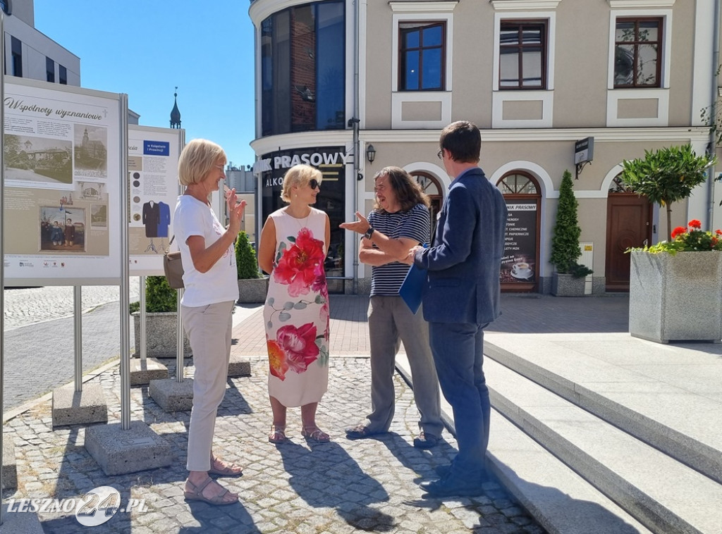 Wystawa przed muzuem