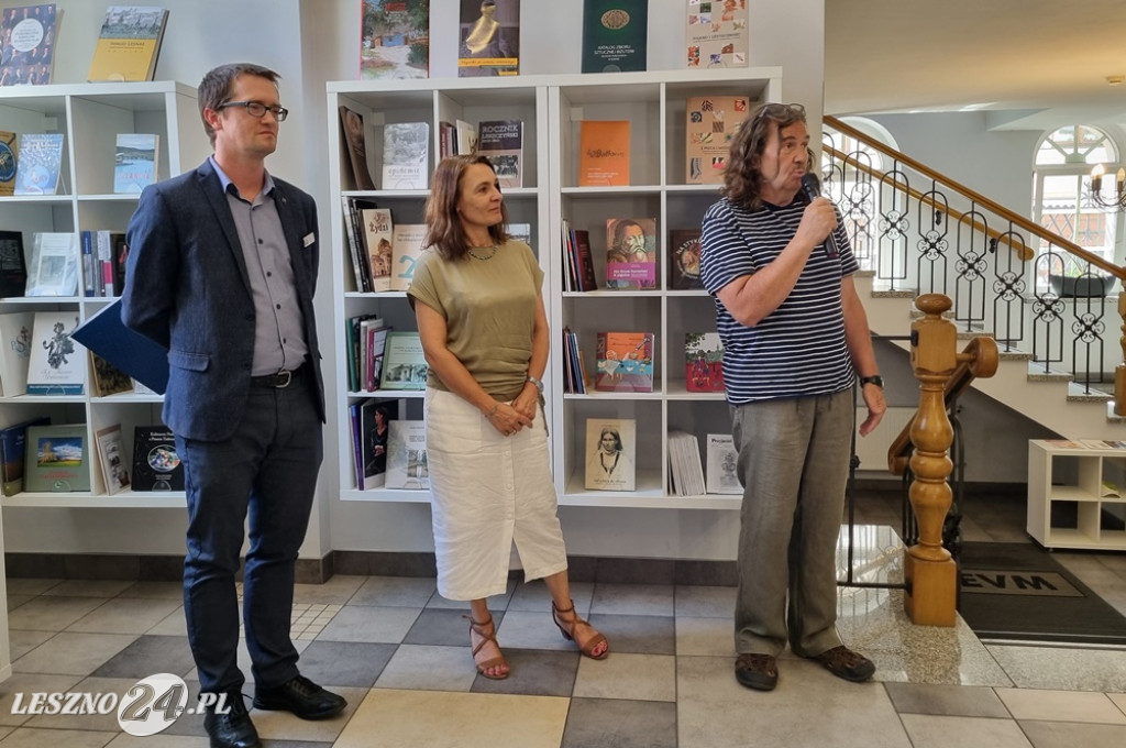 Wystawa przed muzuem