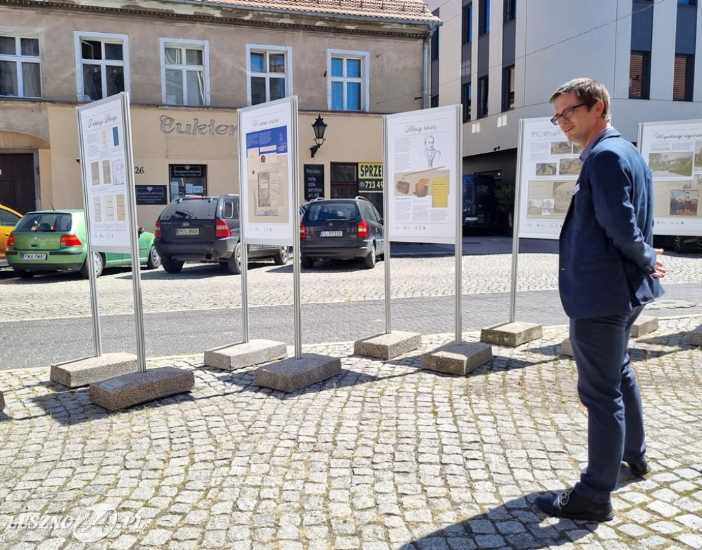 Wystawa przed muzuem