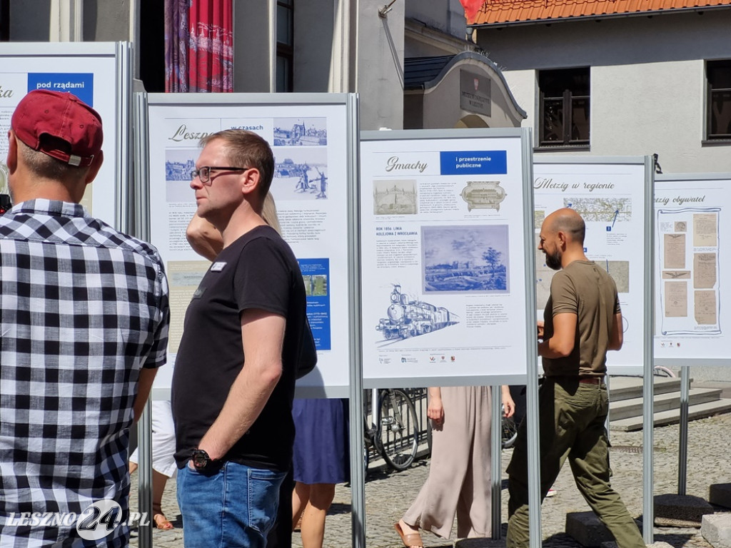 Wystawa przed muzuem