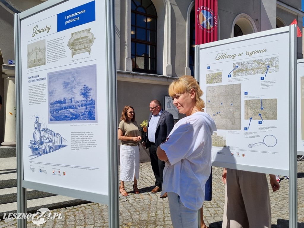 Wystawa przed muzuem