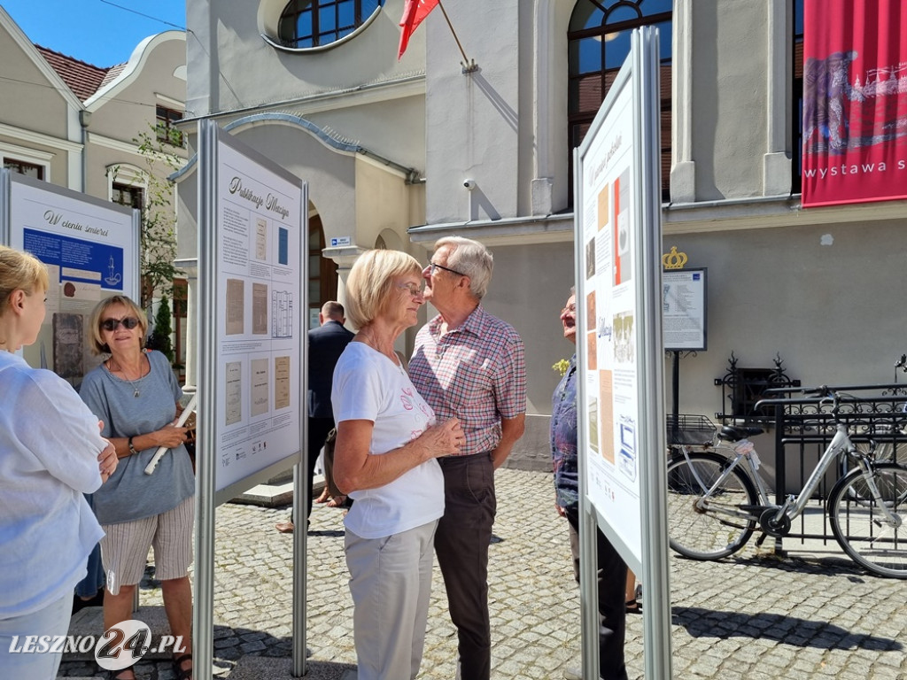 Wystawa przed muzuem