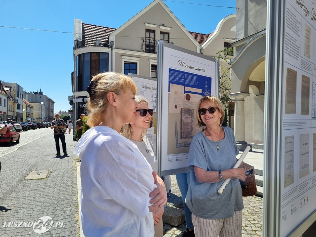 Wystawa przed muzuem