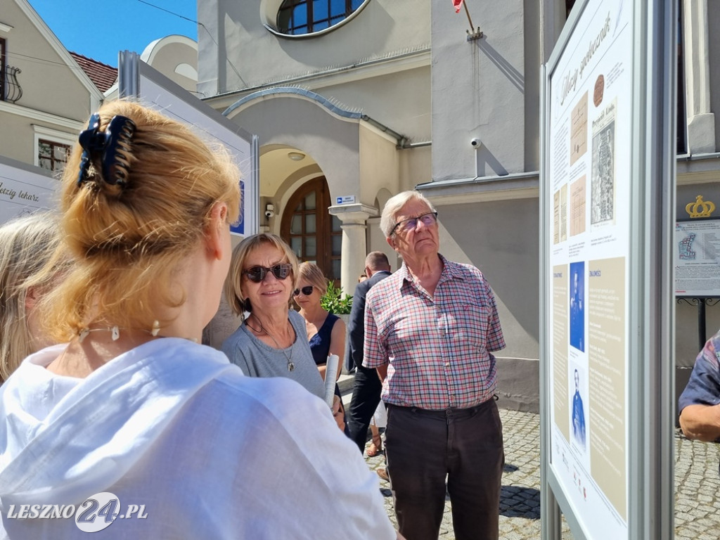 Wystawa przed muzuem