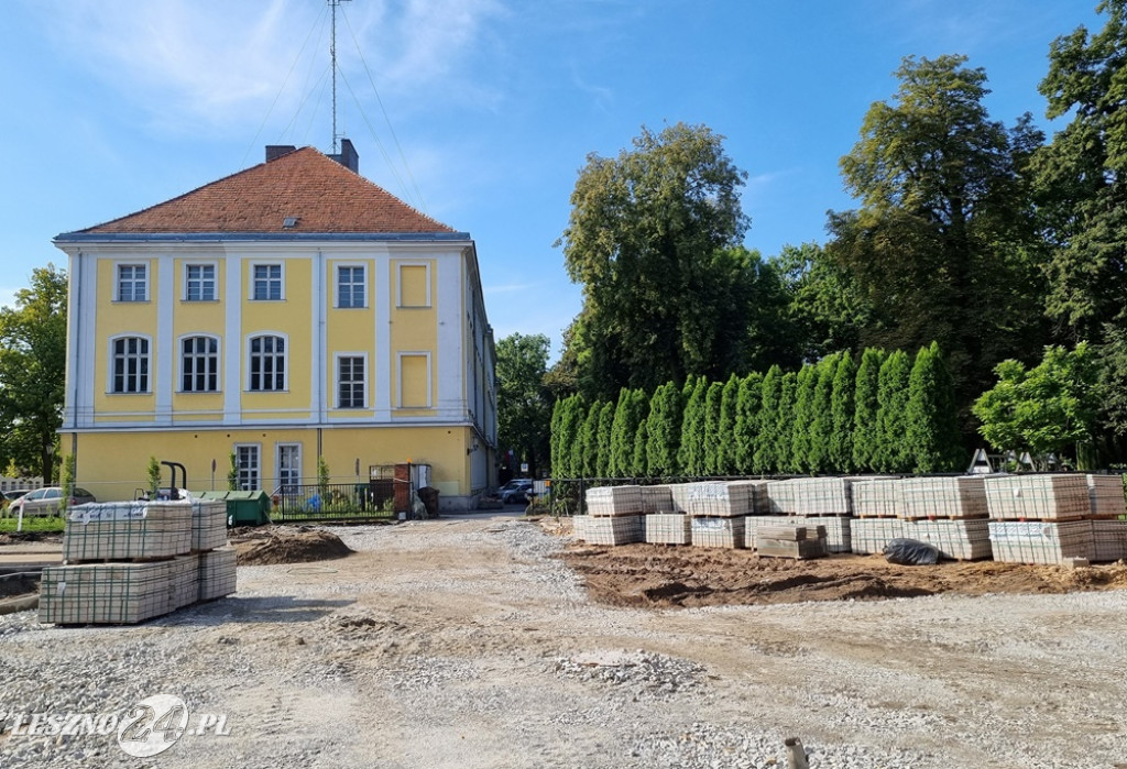 Remont dziedzińca w III LO w Lesznie