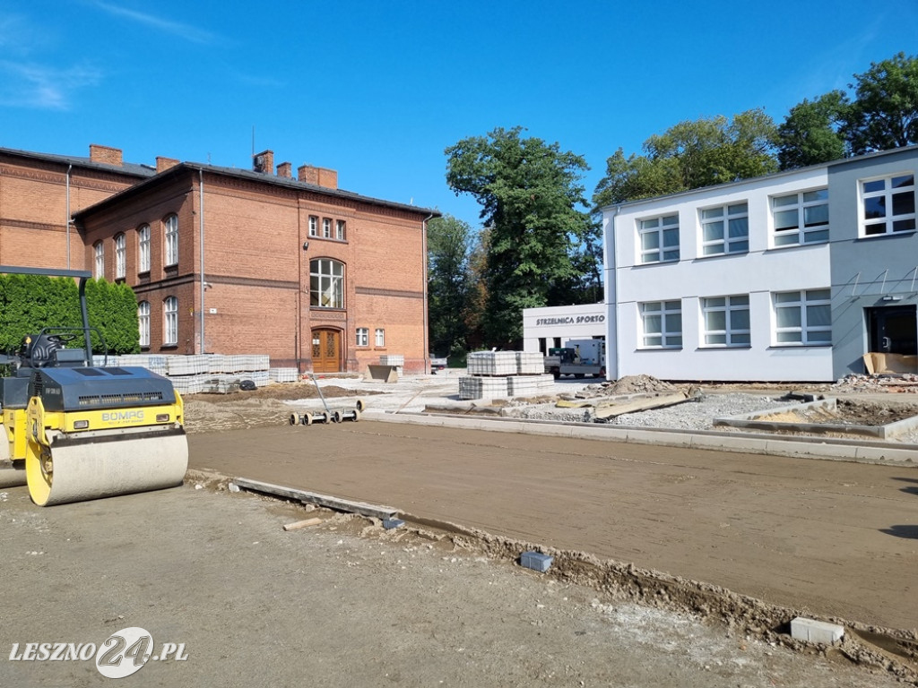 Remont dziedzińca w III LO w Lesznie