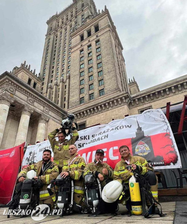 Strażacy z Kąkolewa biegali po schodach Pałacu