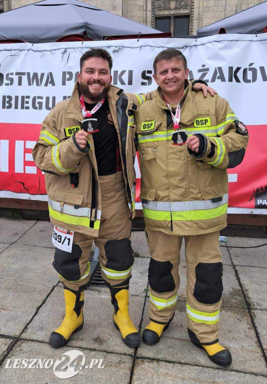 Strażacy z Kąkolewa biegali po schodach Pałacu