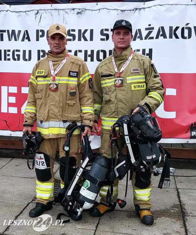 Strażacy z Kąkolewa biegali po schodach Pałacu