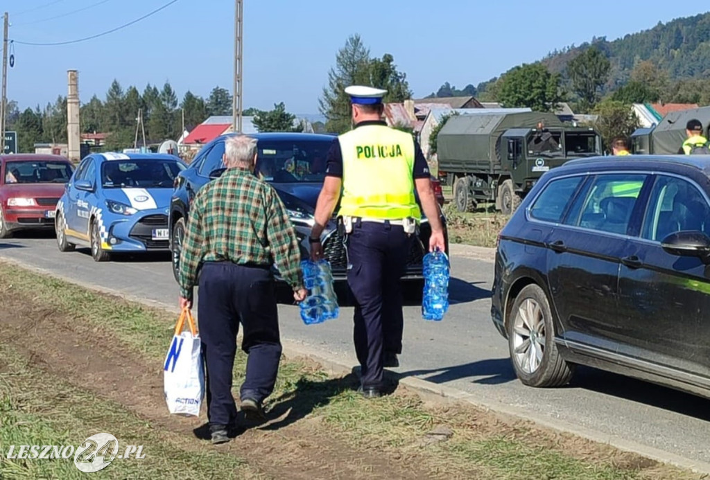 Leszczyńscy policjanci pomagają powodzianom