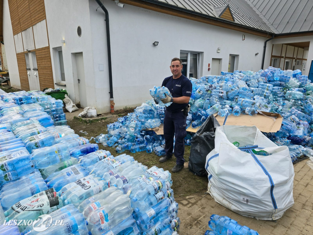 Leszczyńscy policjanci pomagają powodzianom