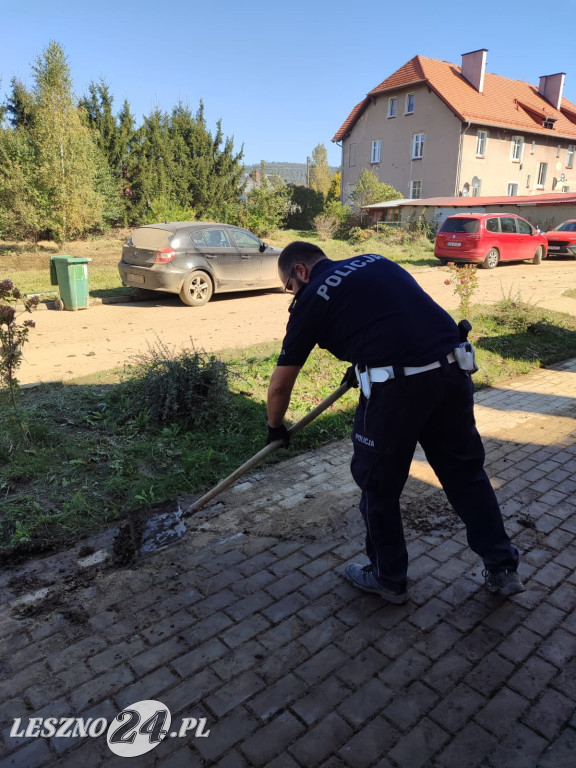 Leszczyńscy policjanci pomagają powodzianom