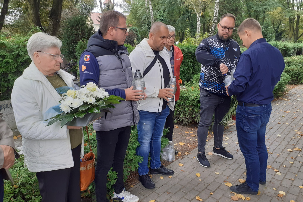 Kwiaty i znicze na grobach żużlowców