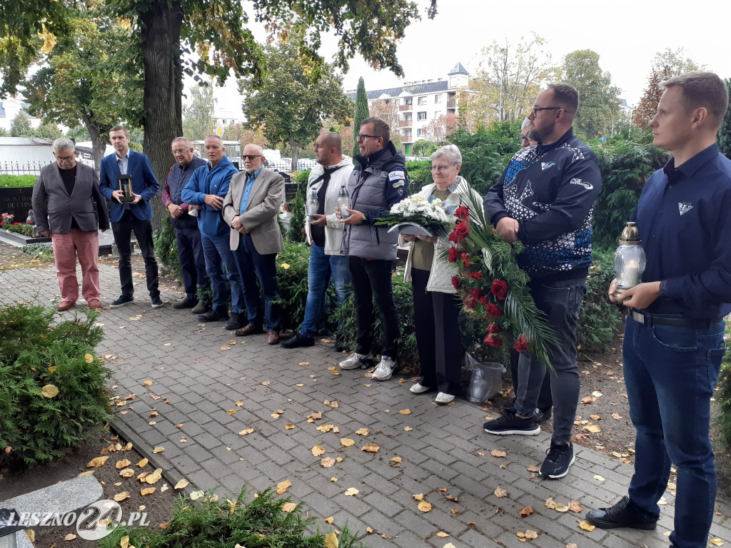 Kwiaty i znicze na grobach żużlowców