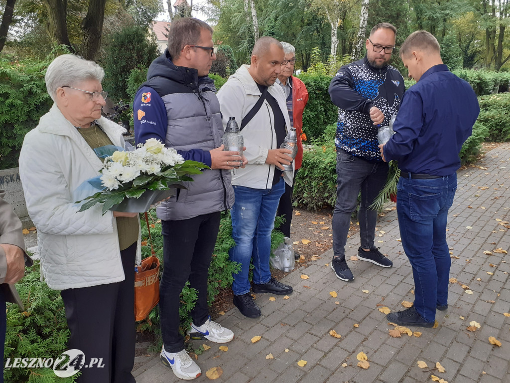 Kwiaty i znicze na grobach żużlowców