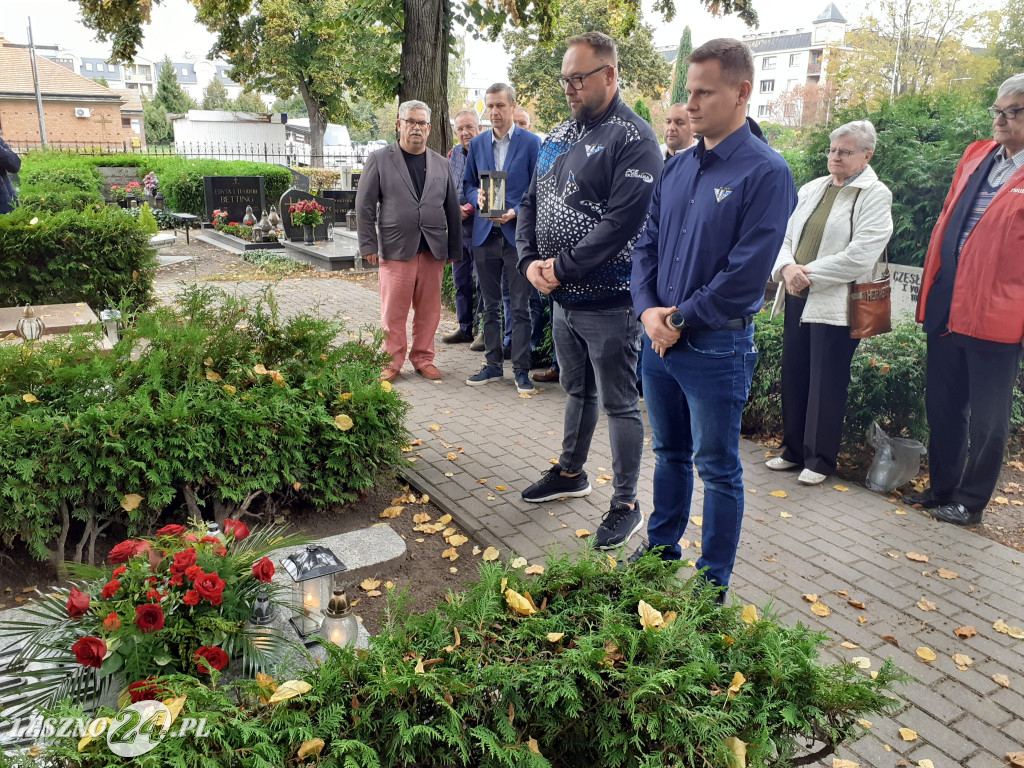 Kwiaty i znicze na grobach żużlowców