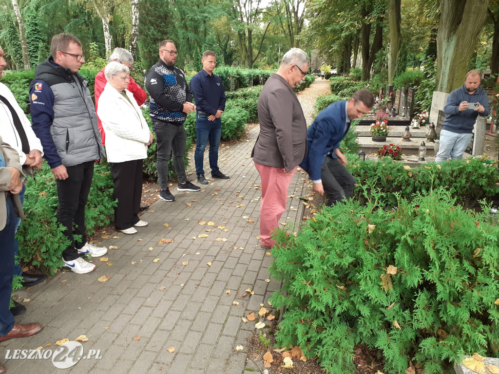 Kwiaty i znicze na grobach żużlowców