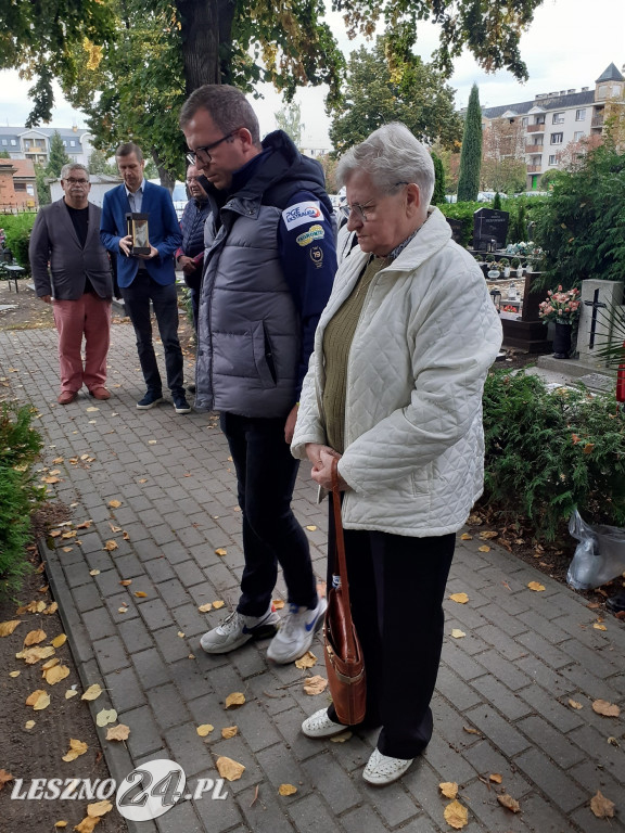 Kwiaty i znicze na grobach żużlowców