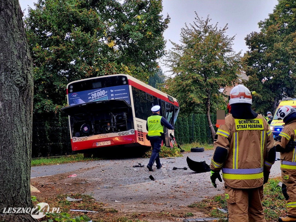 Zderzenie autobusu z osobówką w Wilkowicach