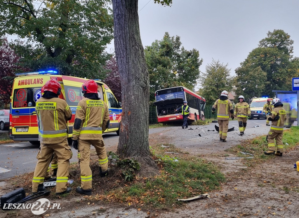 Zderzenie autobusu z osobówką w Wilkowicach