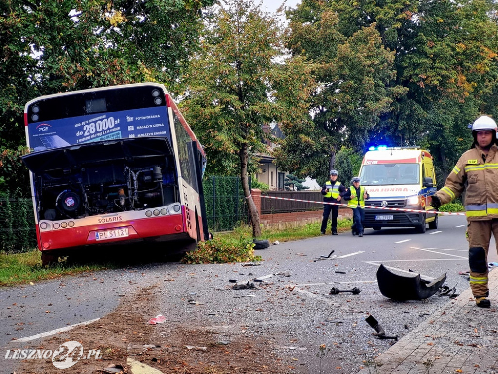 Zderzenie autobusu z osobówką w Wilkowicach