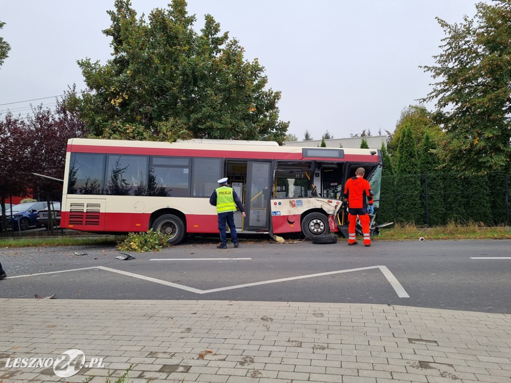 Zderzenie autobusu z osobówką w Wilkowicach