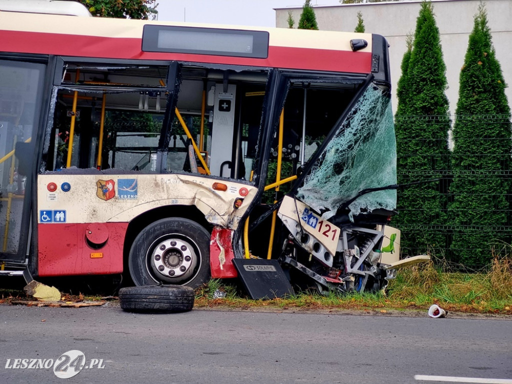 Zderzenie autobusu z osobówką w Wilkowicach