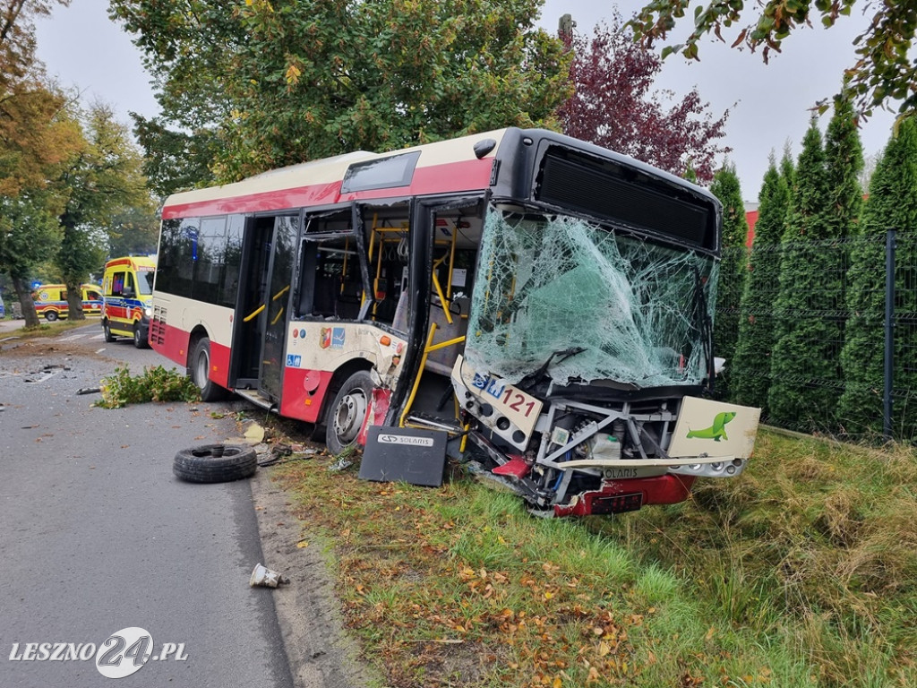 Zderzenie autobusu z osobówką w Wilkowicach