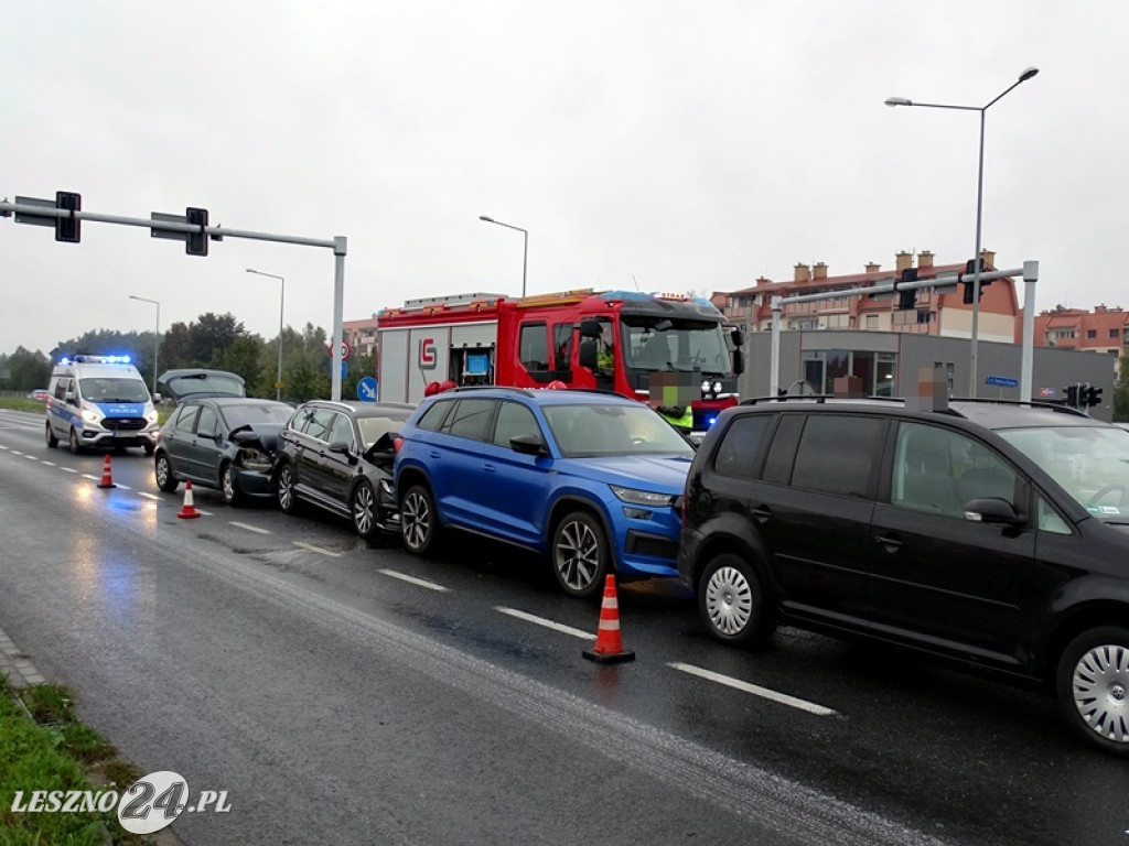 Zderzenie 4 aut na Al. Konstytucji 3 Maja w Lesznie