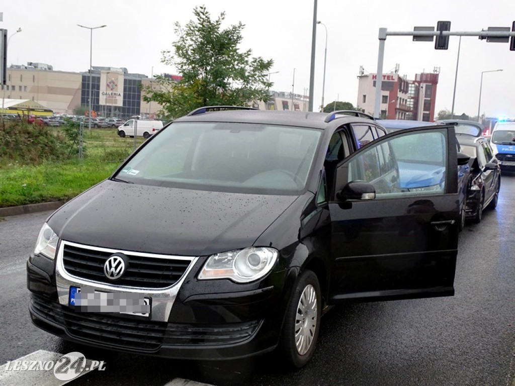 Zderzenie 4 aut na Al. Konstytucji 3 Maja w Lesznie