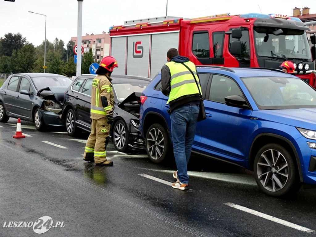 Zderzenie 4 aut na Al. Konstytucji 3 Maja w Lesznie