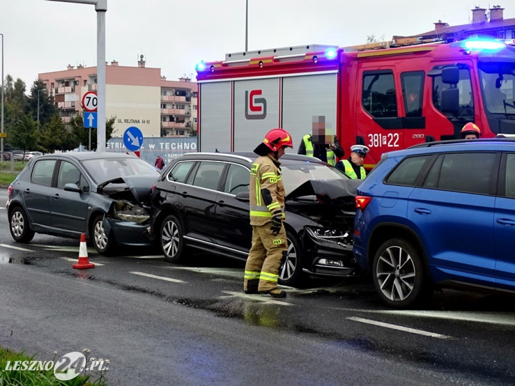 Zderzenie 4 aut na Al. Konstytucji 3 Maja w Lesznie