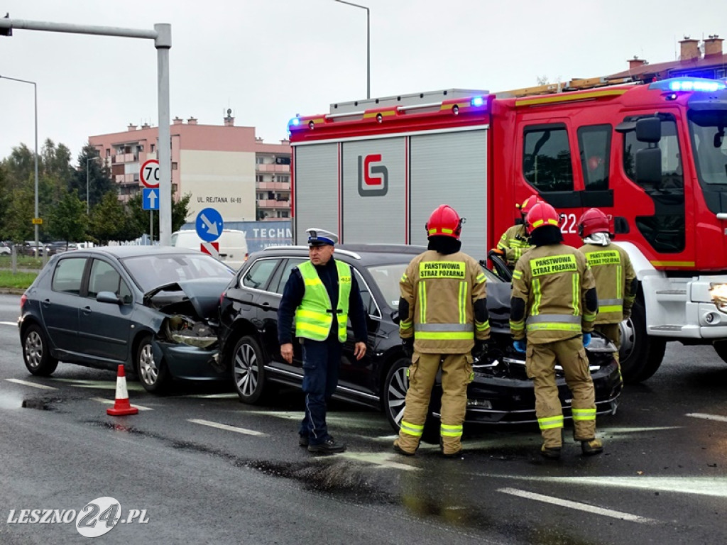 Zderzenie 4 aut na Al. Konstytucji 3 Maja w Lesznie