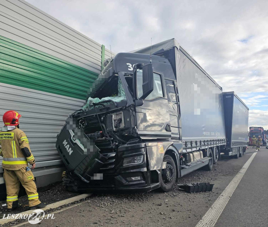 Zderzenie dwóch ciężarówek na S5