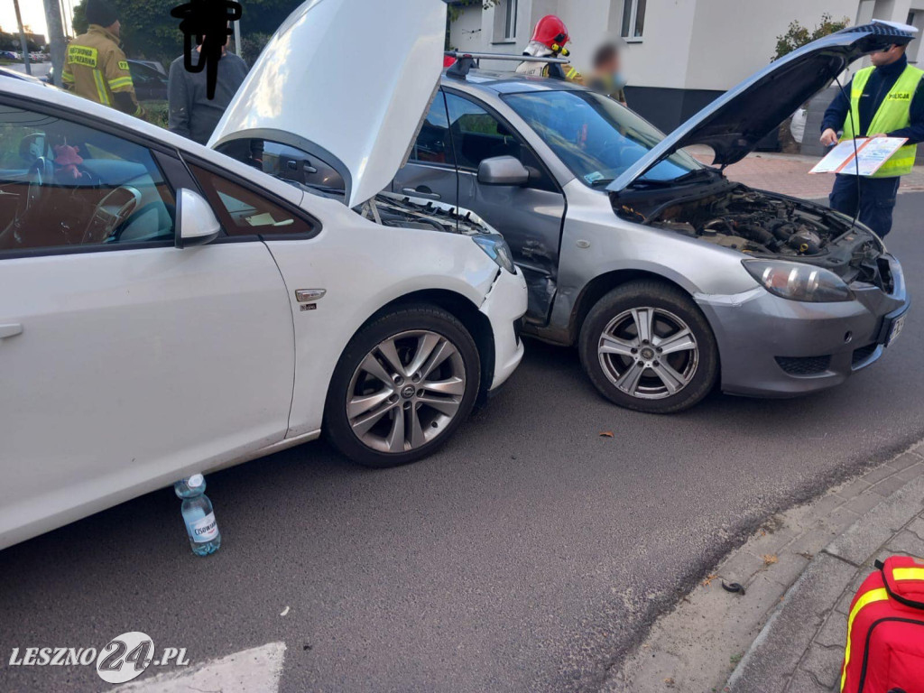 Zderzenie dwóch osobówek w Lesznie