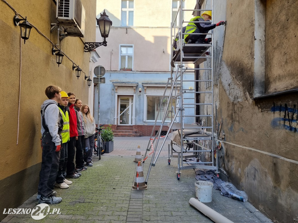 Uczniowie ZSR-B w Lesznie robią balon-mozaikę