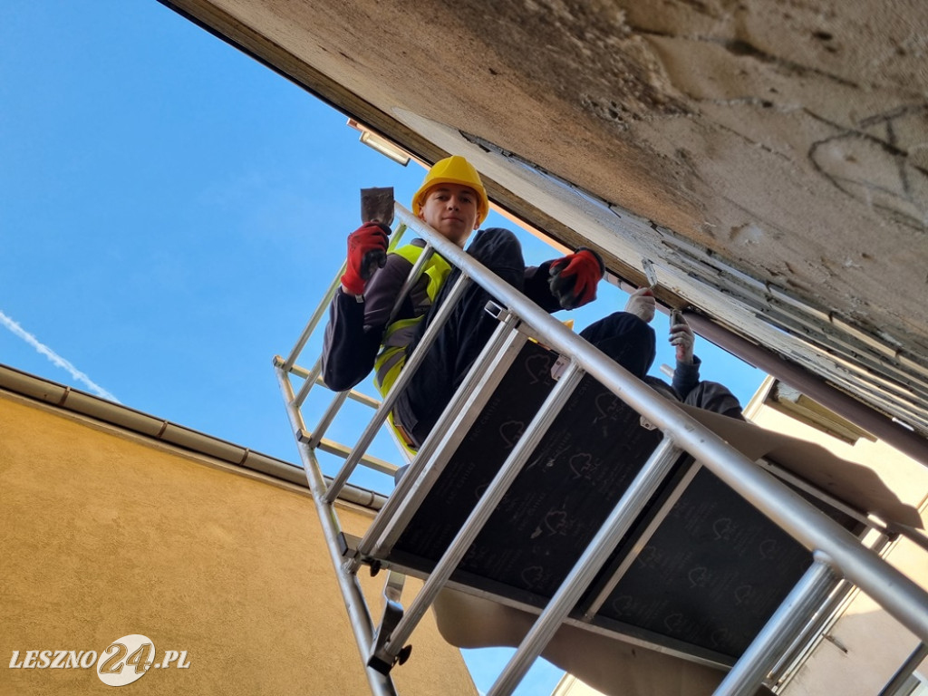 Uczniowie ZSR-B w Lesznie robią balon-mozaikę