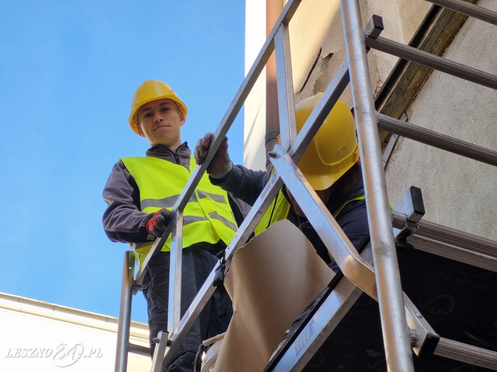 Uczniowie ZSR-B w Lesznie robią balon-mozaikę