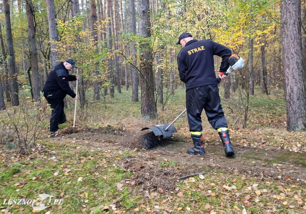 Strażacy OSP uporządkowali pomnik w lesie rydzyńskim