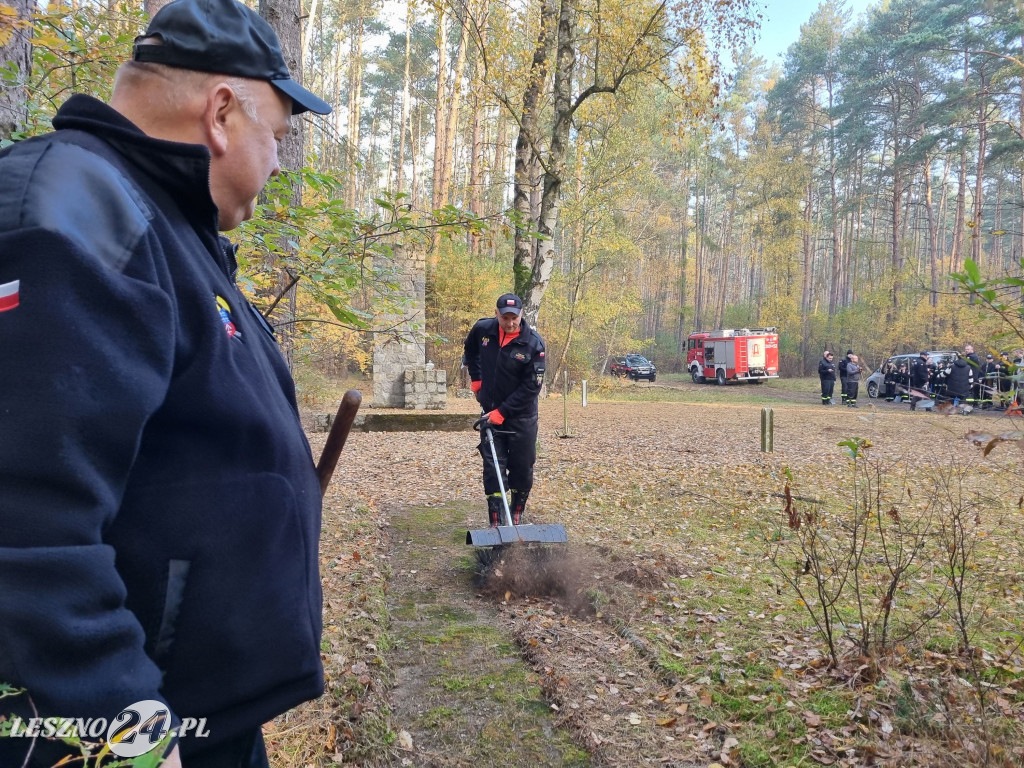 Strażacy OSP uporządkowali pomnik w lesie rydzyńskim