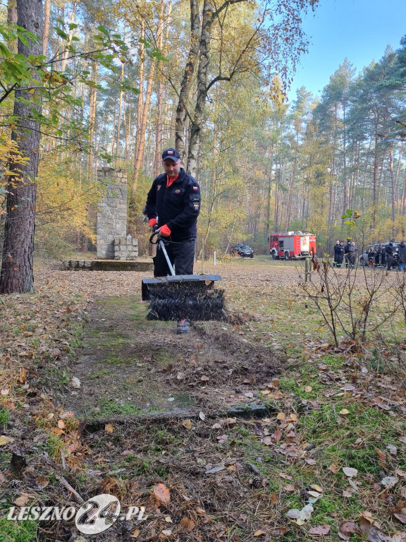 Strażacy OSP uporządkowali pomnik w lesie rydzyńskim