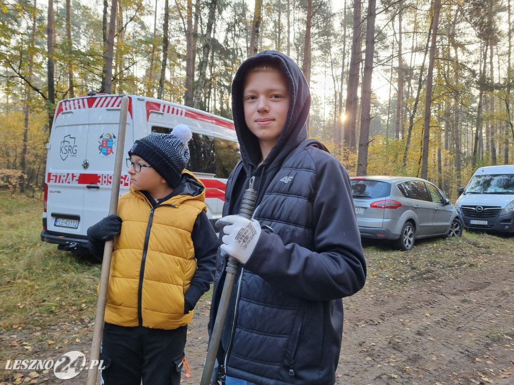 Strażacy OSP uporządkowali pomnik w lesie rydzyńskim