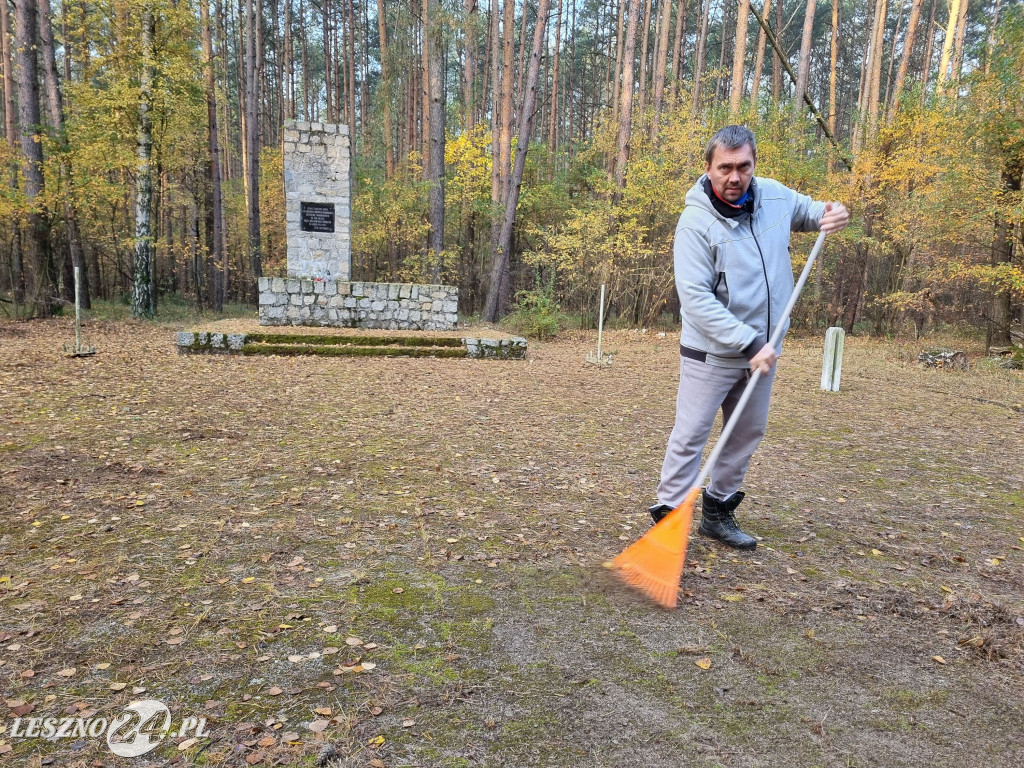 Strażacy OSP uporządkowali pomnik w lesie rydzyńskim